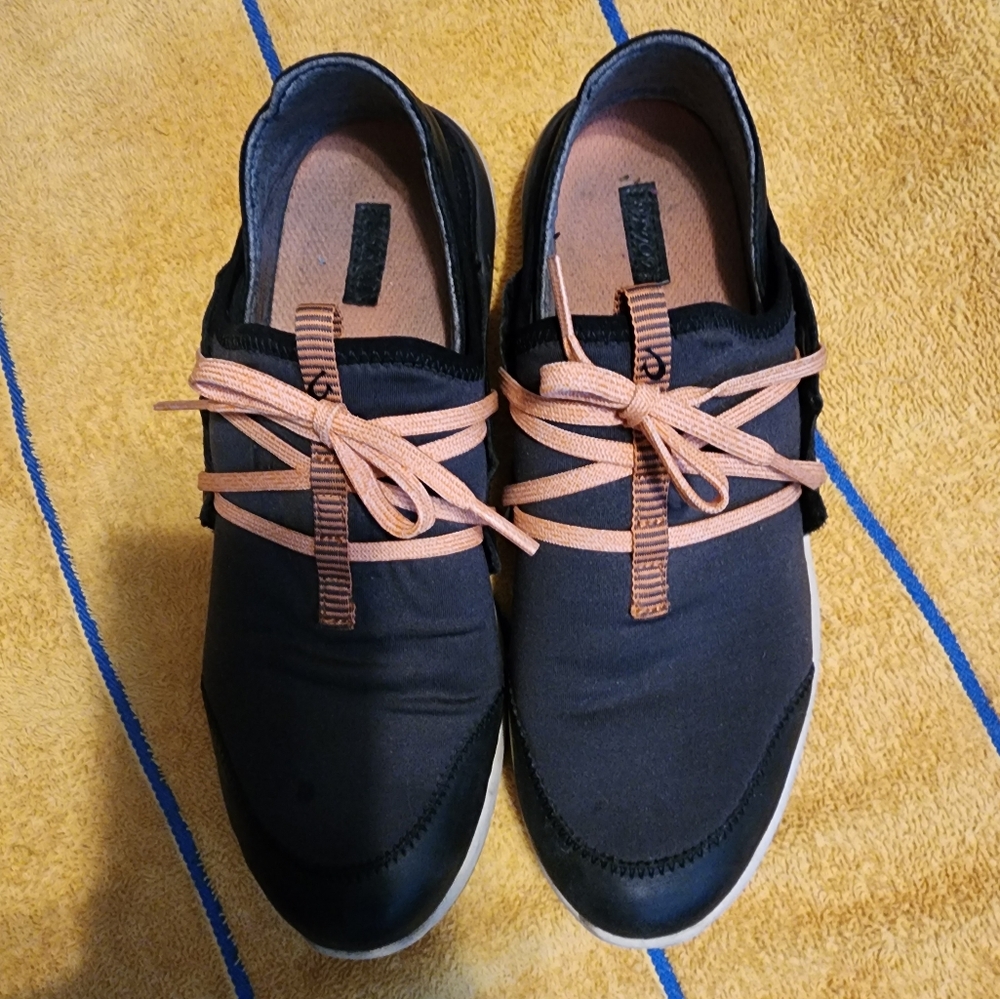 OLUKAI MIKI LI SHOES - WOMEN'S PAVEMENT/BLACK 8